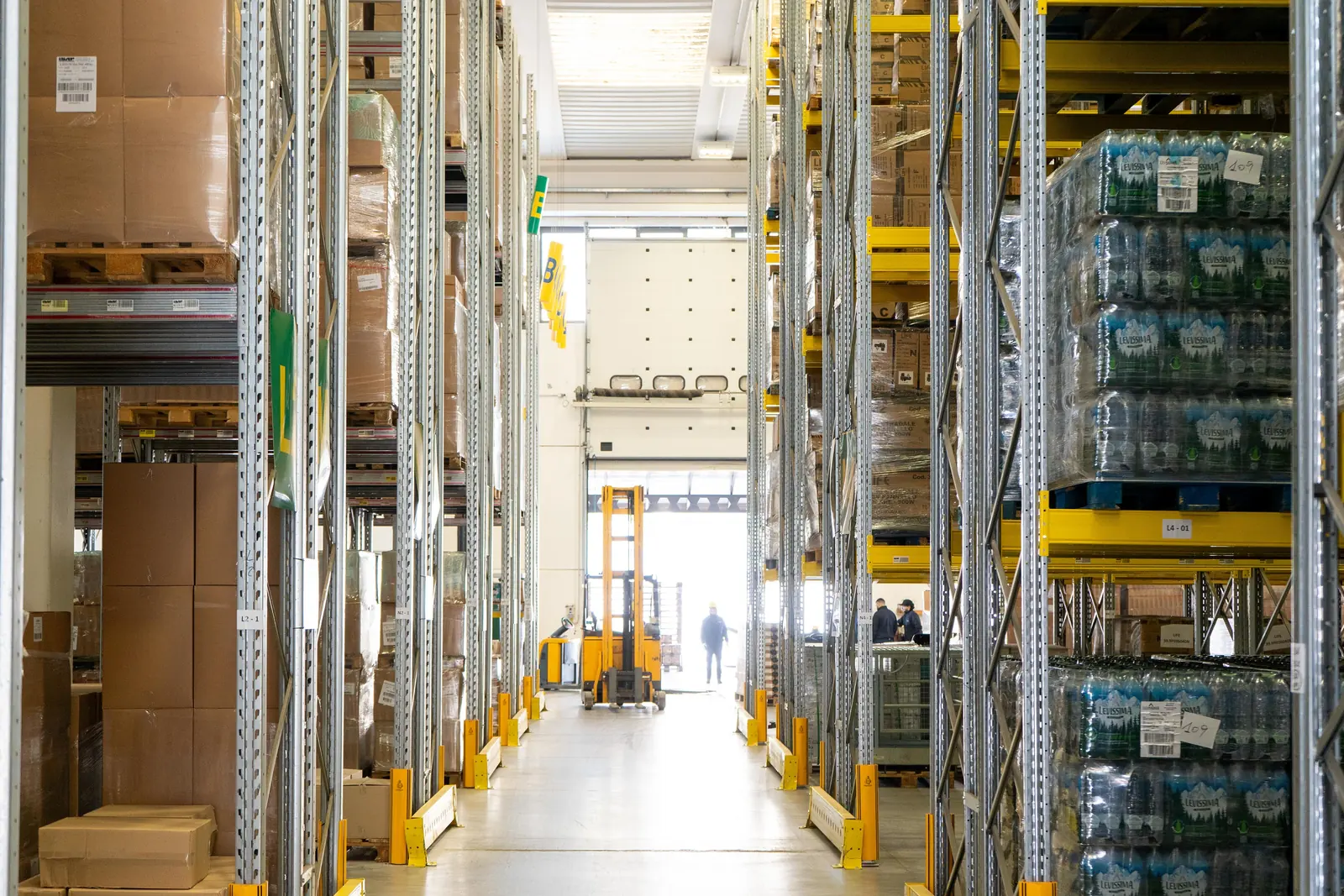 Corsia del magazzino con scaffalature gialle
