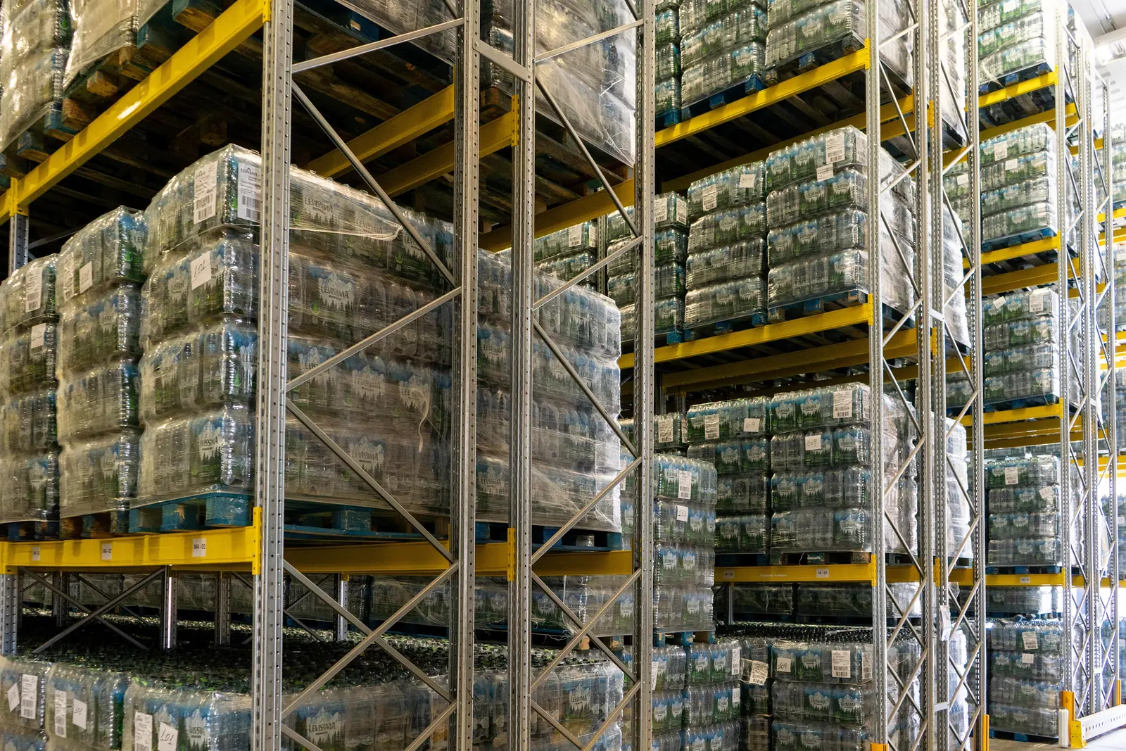 Corsia del magazzino con scaffalature e pallet