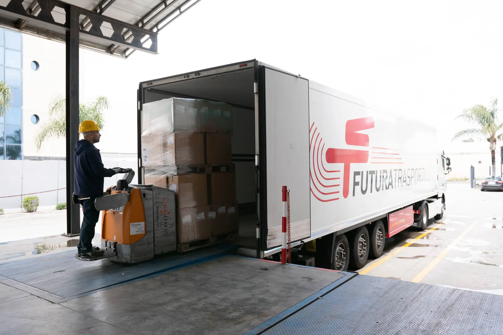 Operatore Futura che carica un autoarticolato dal magazzino