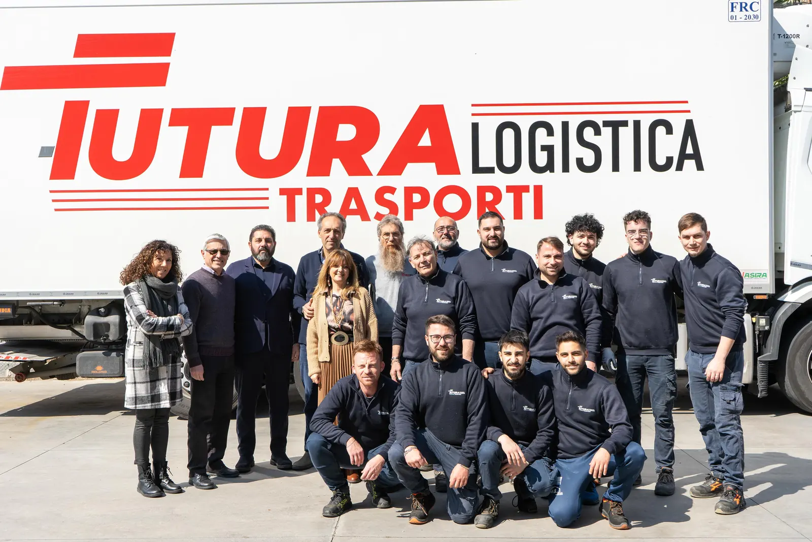 Il team di Futura davanti ai mezzi aziendali